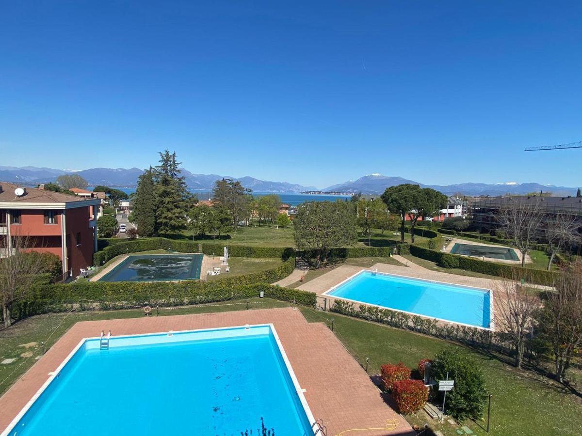 The Sunny Lake - Apartment With Pool Desenzano del Garda Exterior foto